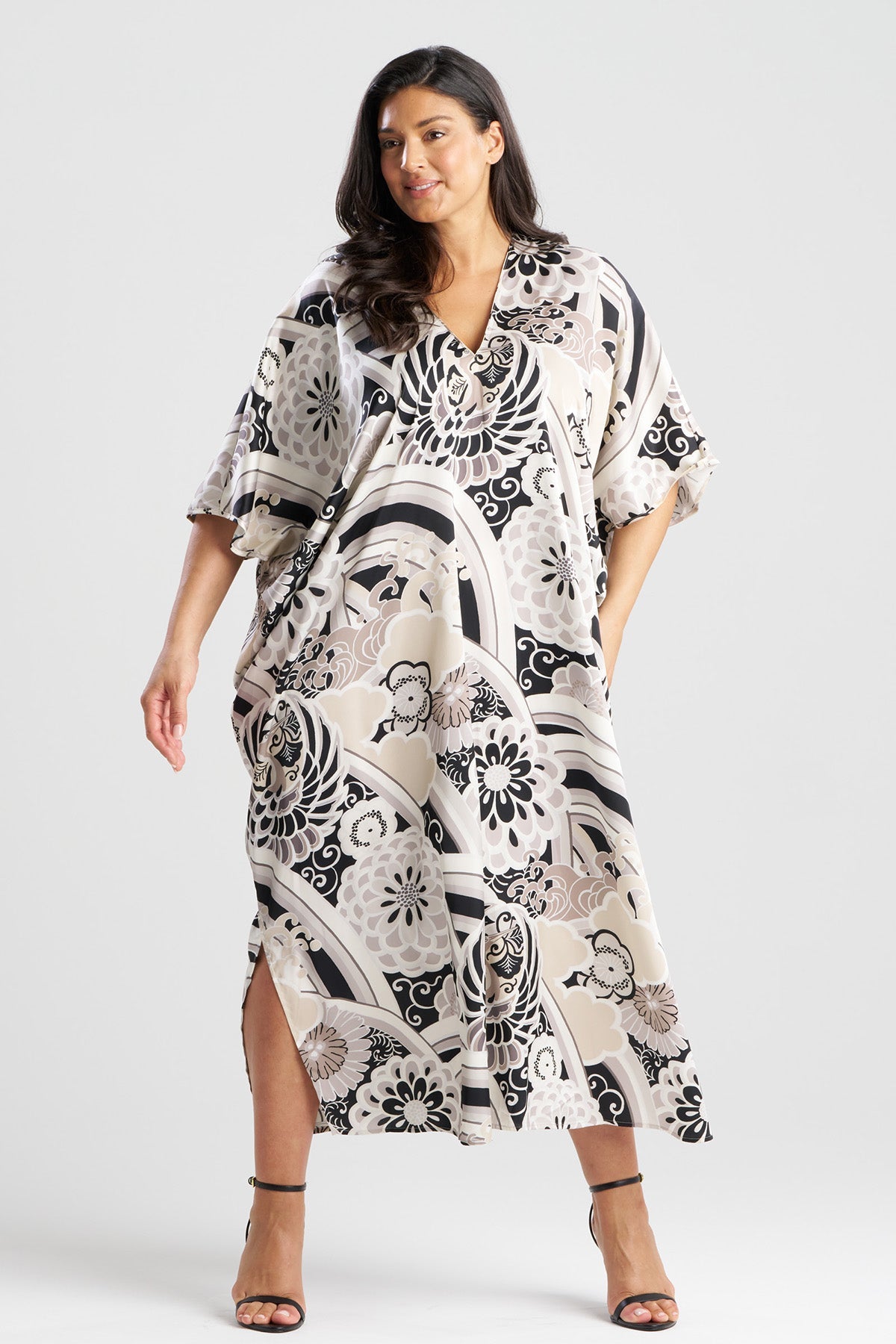 Medallion V-Neck Caftan Black Natori