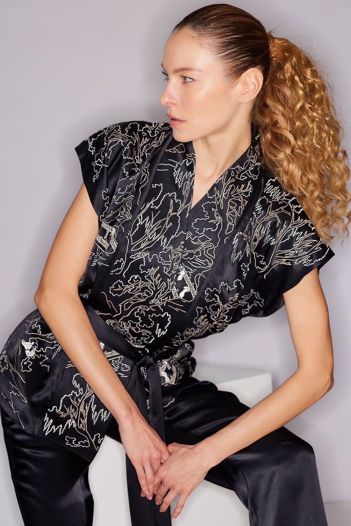 Couture Nara Embroidered Silk Vest Black/White Natori
